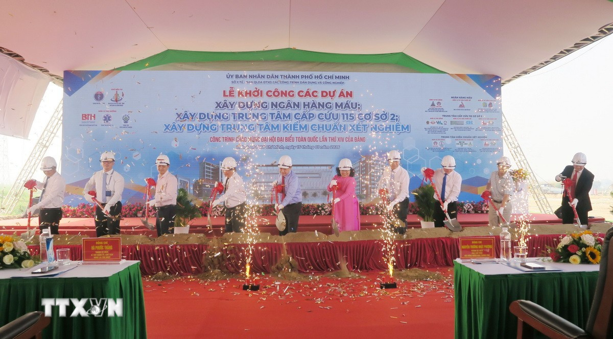 Các đại biểu thực hiện nghi thức khởi công. (Ảnh: Đinh Hằng.TTXVN)