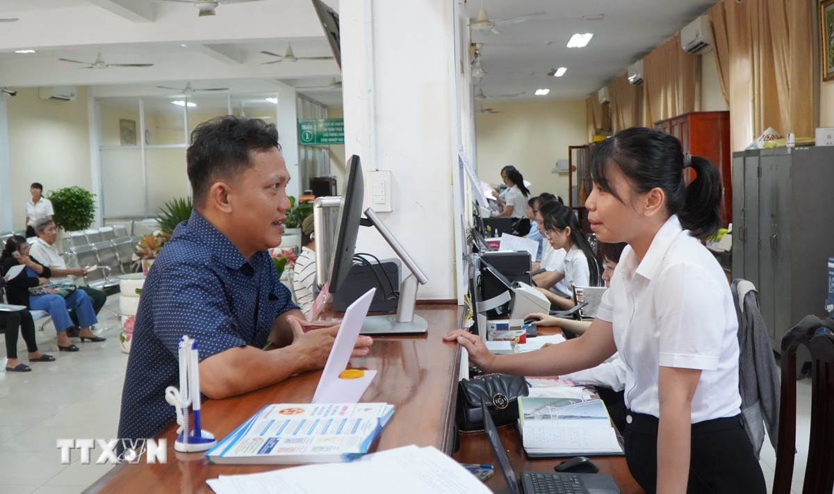 Người dân đến làm thủ tục hành chính tại Trung tâm phục vụ hành chính công phường Sa Đéc, Đồng Tháp. (Ảnh: Nhựt An/TTXVN)