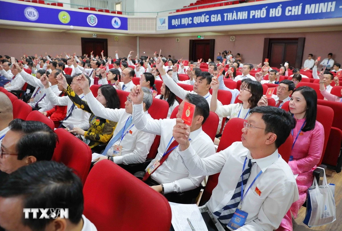 Các đại biểu biểu quyết thông qua dự thảo Nghị quyết Đại hội. (Ảnh minh họa. Thu Hoài/TTXVN)