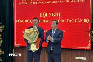 Đồng chí Nguyễn Phi Long, Ủy viên Ban chấp hành Trung ương Đảng Phó Bí thư Đảng ủy Mặt trận Tổ quốc, các đoàn thể Trung ương trao Quyết định Bí thư Đảng ủy Liên hiệp các hội Khoa học và Kỹ thuật Việt Nam cho Giáo sư, Viện sỹ Châu Văn Minh. (Ảnh: Diệu Thúy/TTXVN)