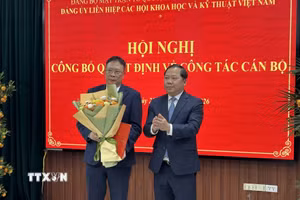 Đồng chí Nguyễn Phi Long, Ủy viên Ban chấp hành Trung ương Đảng Phó Bí thư Đảng ủy Mặt trận Tổ quốc, các đoàn thể Trung ương trao Quyết định Bí thư Đảng ủy Liên hiệp các hội Khoa học và Kỹ thuật Việt Nam cho Giáo sư, Viện sỹ Châu Văn Minh. (Ảnh: Diệu Thúy/TTXVN)