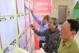 Danh sách người ứng cử, cử tri tại mỗi khu vực bỏ phiếu đều được niêm yết công khai. (Ảnh: Thanh Tùng/TTXVN)