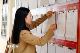 Cán bộ Ủy ban Nhân dân xã Bắc Trạch (Quảng Trị) niêm yết danh sách cử tri bầu cử đại biểu Quốc hội khóa XVI và đại biểu HĐND các cấp nhiệm kỳ 2026-2031. (Ảnh: Tá Chuyên/TTXVN)