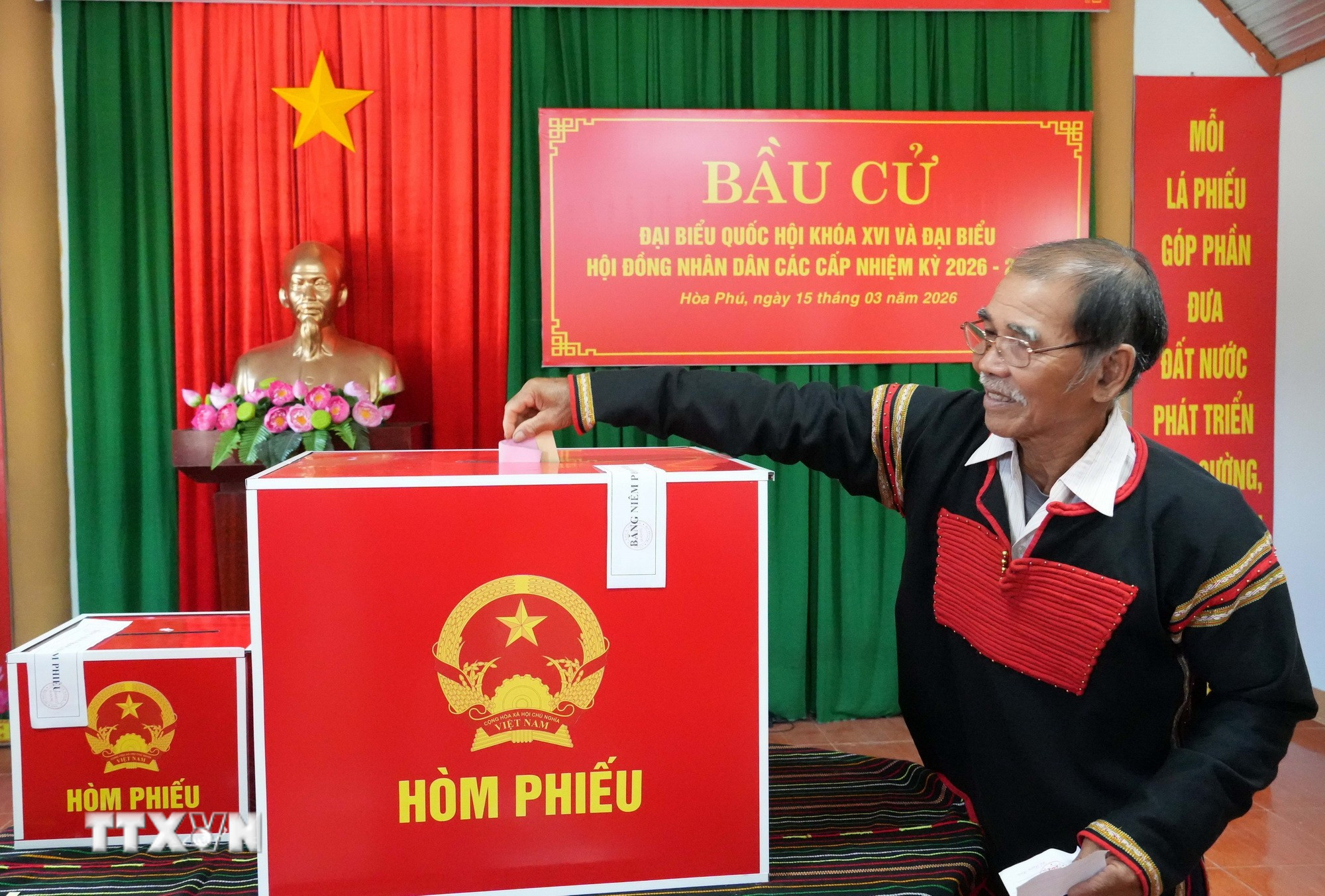 Cử tri bỏ phiếu tại Khu vực bỏ phiếu số 25, xã Hòa Phú, tỉnh Đắk Lắk. (Ảnh: Tuấn Anh/TTXVN)