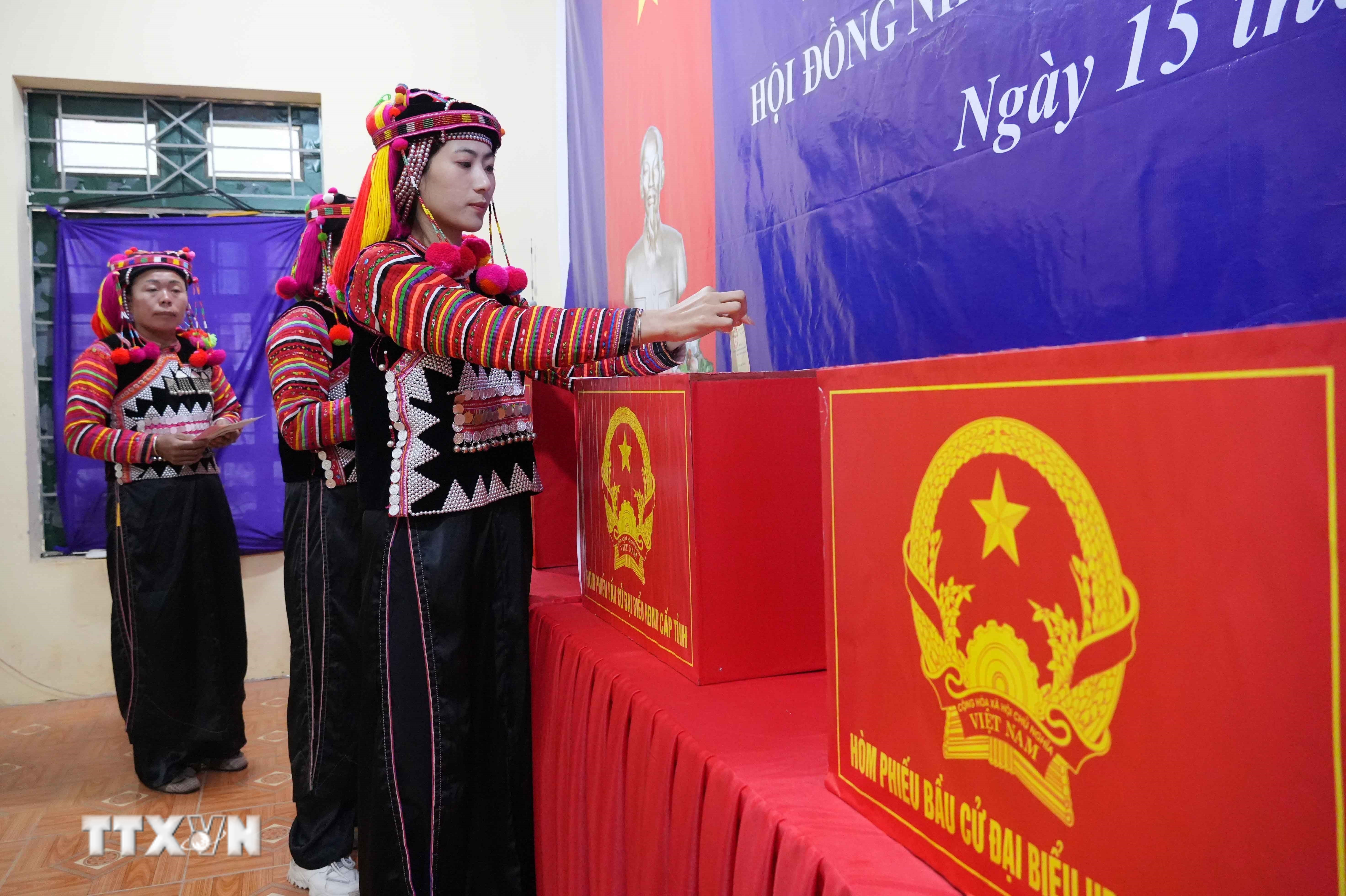 Xã Sín Thầu, tỉnh Điện Biên nằm giữa núi rừng trùng điệp của vùng đất nơi cực Tây của Tổ quốc, nổi tiếng với cột mốc ba cạnh thiêng liêng. Từ sớm ngày 15/3/2026, đồng bào các dân tộc Hà Nhì, Mông, Thái, Kinh… trong trang phục truyền thống đã nô nức đến các điểm bỏ phiếu để thực hiện quyền và nghĩa vụ công dân. (Ảnh: Trung Kiên/TTXVN)