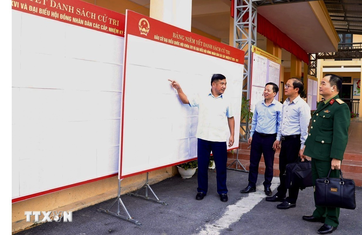 Lãnh đạo Hội đồng Nhân dân tỉnh Tuyên Quang kiểm tra công tác niêm yết danh sách cử tri tại xã Sủng Máng, yêu cầu rà soát kỹ lưỡng, bảo đảm đầy đủ, chính xác quyền bầu cử của nhân dân. (Ảnh: TTXVN phát)