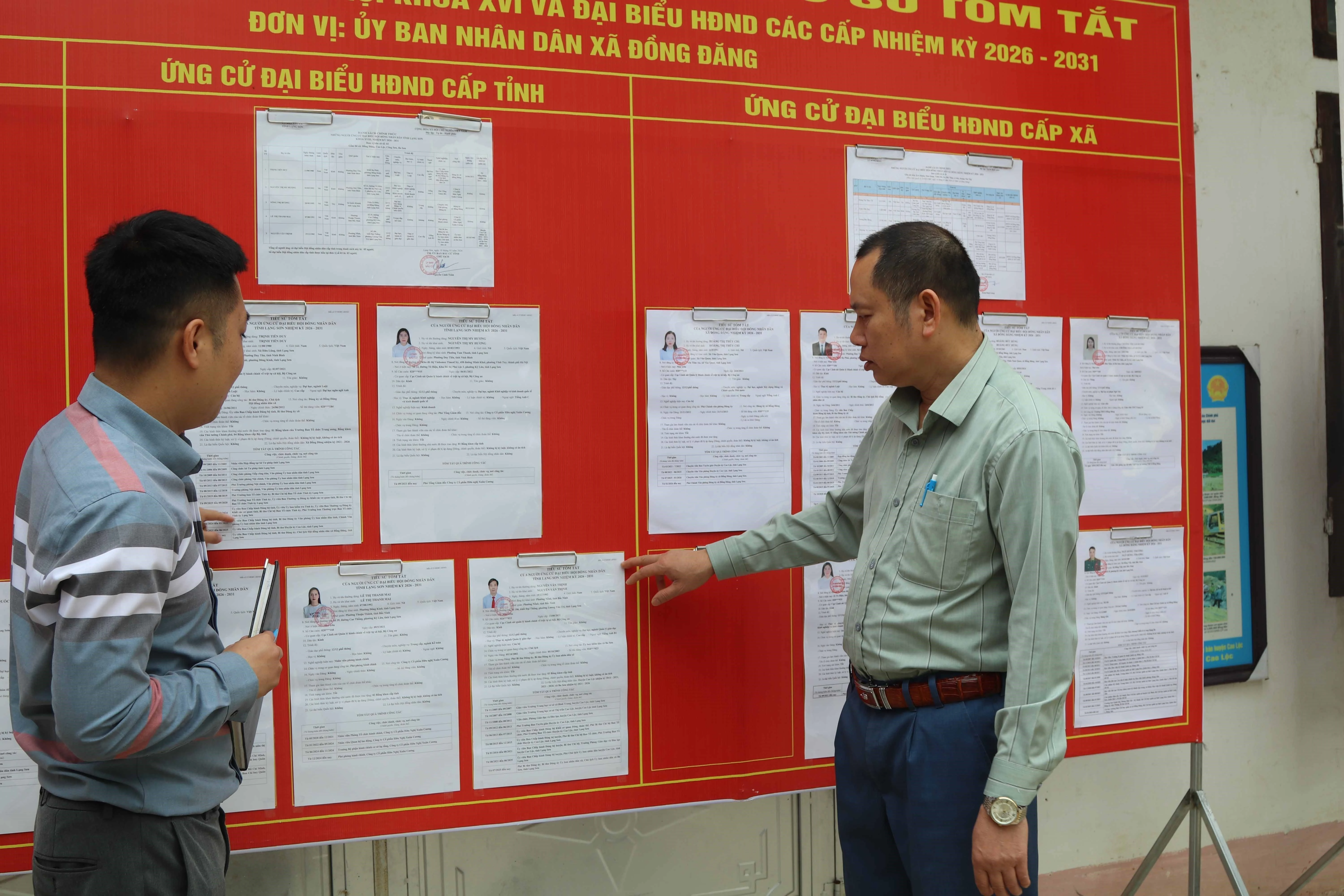 Đảng viên Chi bộ thôn Nam Quan, xã biên giới Đồng Đăng, tỉnh Lạng Sơn tuyên truyền hướng dẫn bầu cử tại nơi niêm yết danh sách những người ứng cử. (Ảnh: Quang Duy/TTXVN)