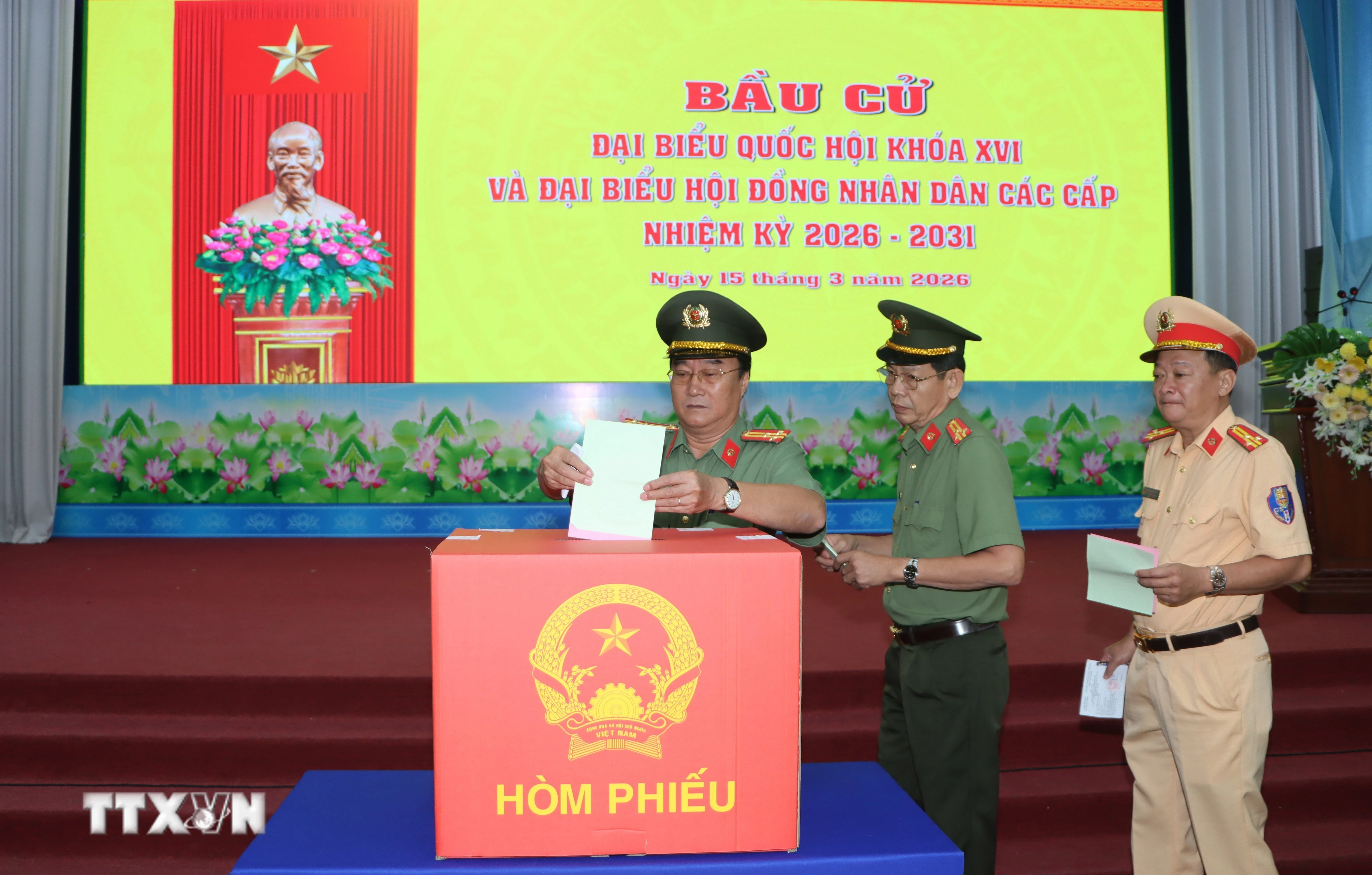 Công an Cà Mau thực hiện nghĩa vụ công dân bỏ phiếu tại điểm Khóm 22 Phường Tân Thành. (Ảnh: Trung Hiếu./TTXVN)