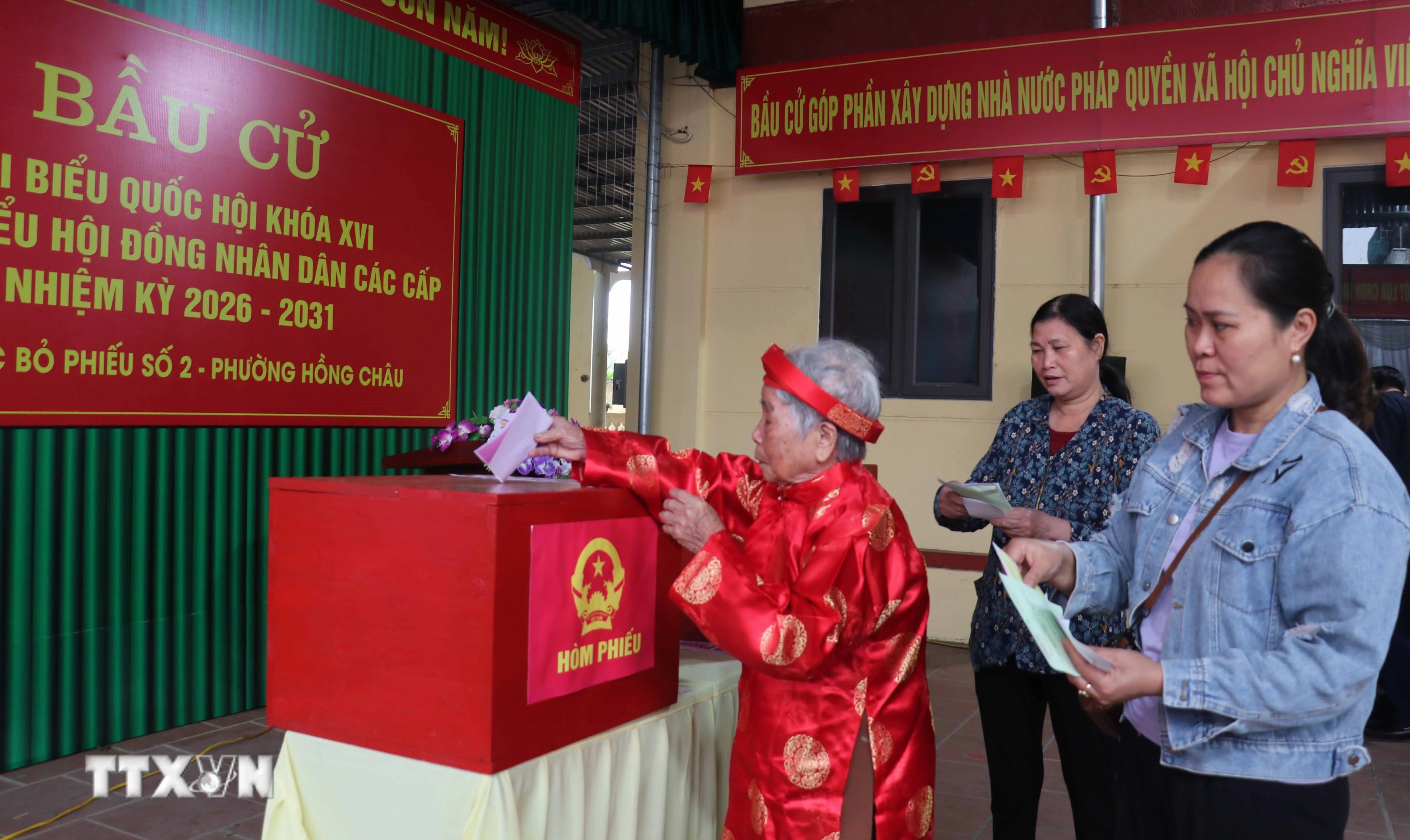 Cụ Lê Thị Nình, 100 tuổi (phường Hồng Châu) trực tiếp bỏ phiếu bầu cử tại khu vực bỏ phiếu số 2 phường Hồng Châu, tỉnh Hưng Yên. (Ảnh: Nguyễn Công Hải/TTXVN)