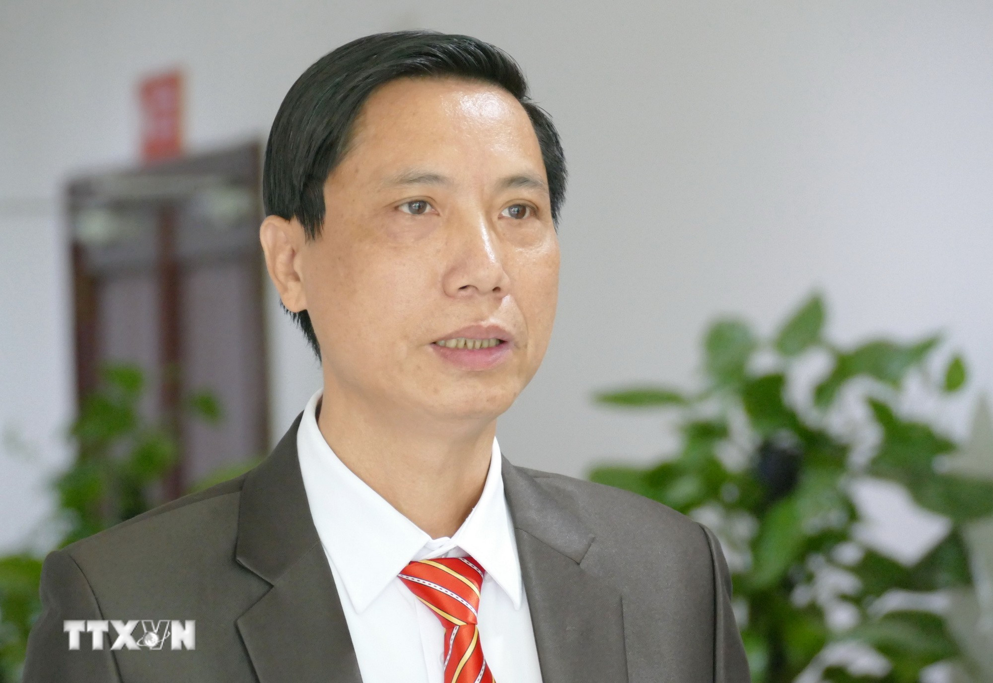 Ông Lê Văn Thụy, Phó Chủ tịch Tổng hội người Việt Nam tại Lào, trả lời phỏng vấn phóng viên TTXVN. (Ảnh: Xuân Tú/TTXVN)