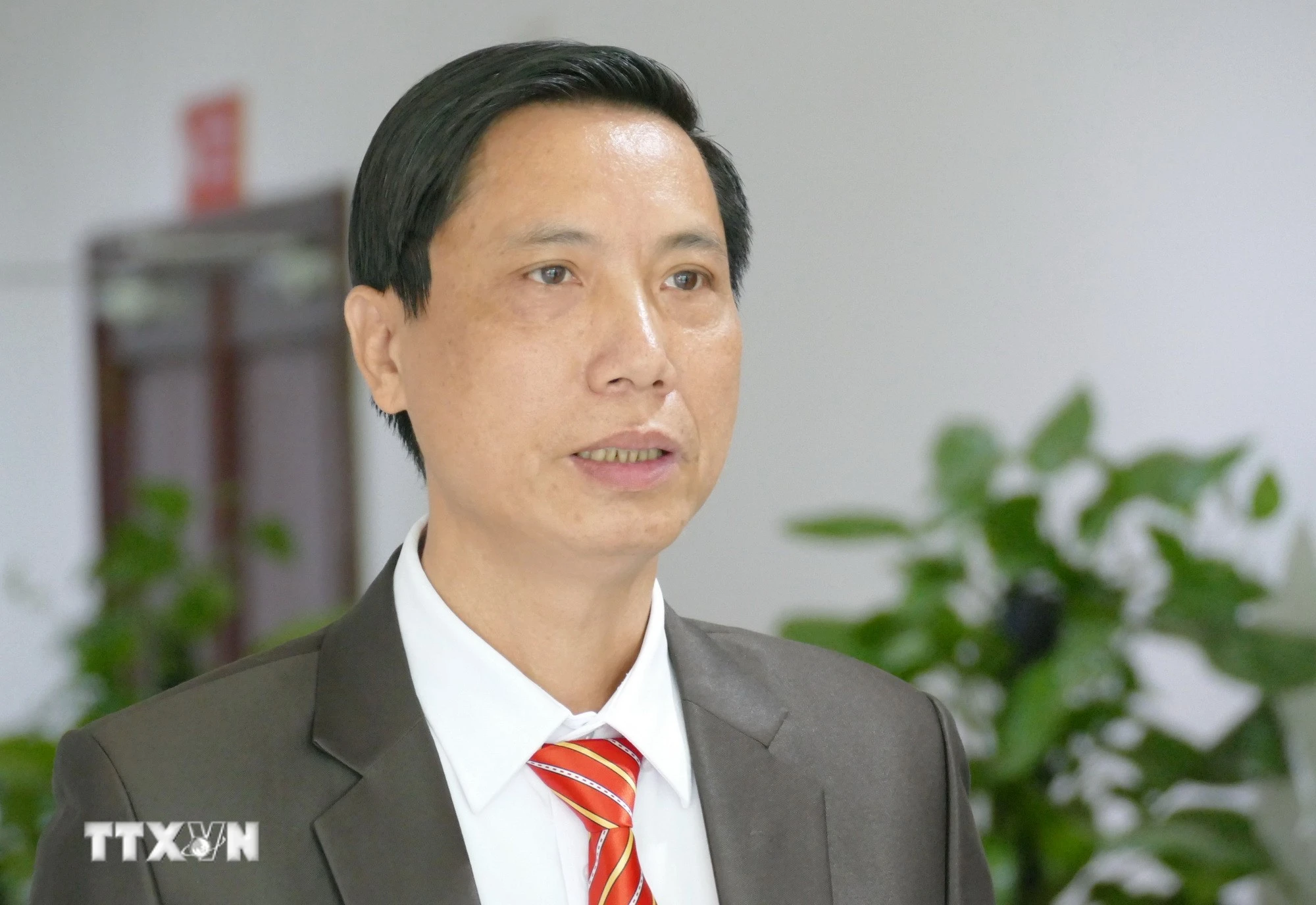 Ông Lê Văn Thụy, Phó Chủ tịch Tổng hội người Việt Nam tại Lào, trả lời phỏng vấn phóng viên TTXVN. (Ảnh: Xuân Tú/TTXVN)