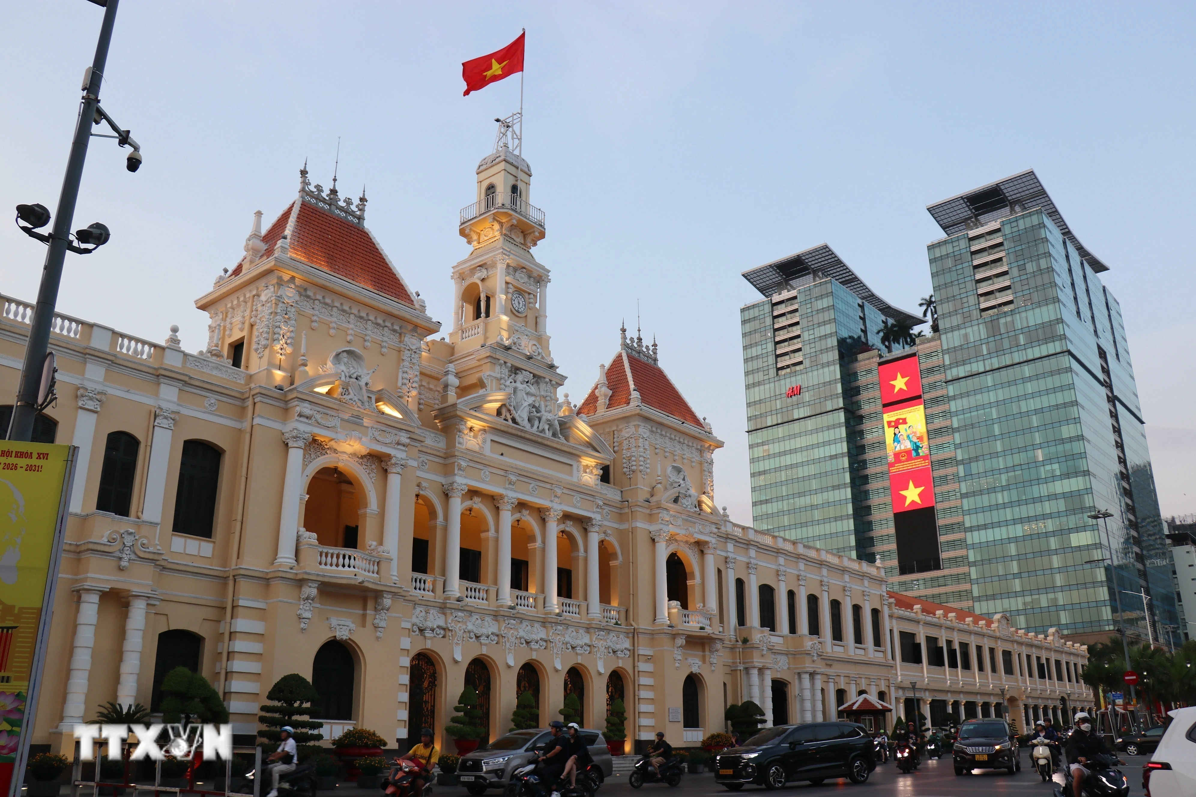 Trụ sở UBND Thành phố Hồ Chí Minh sẵn sàng cho Ngày hội toàn dân. (Ảnh: Thanh Vũ/TTXVN)