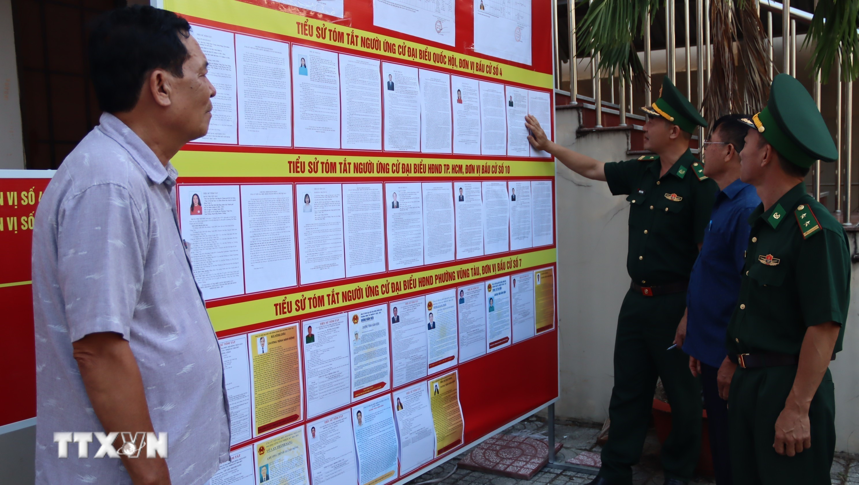 Tổ tuyên truyền bầu cử của Đồn Biên phòng Bến Đá, Ban chỉ huy Bộ đội Biên phòng Thành phố Hồ Chí Minh, giới thiệu tiểu sử các đại biểu cùng chương trình hành động để các cử tri theo dõi, sáng suốt lựa chọn những ứng viên phù hợp. (Ảnh: Huỳnh Sơn/TTXVN)