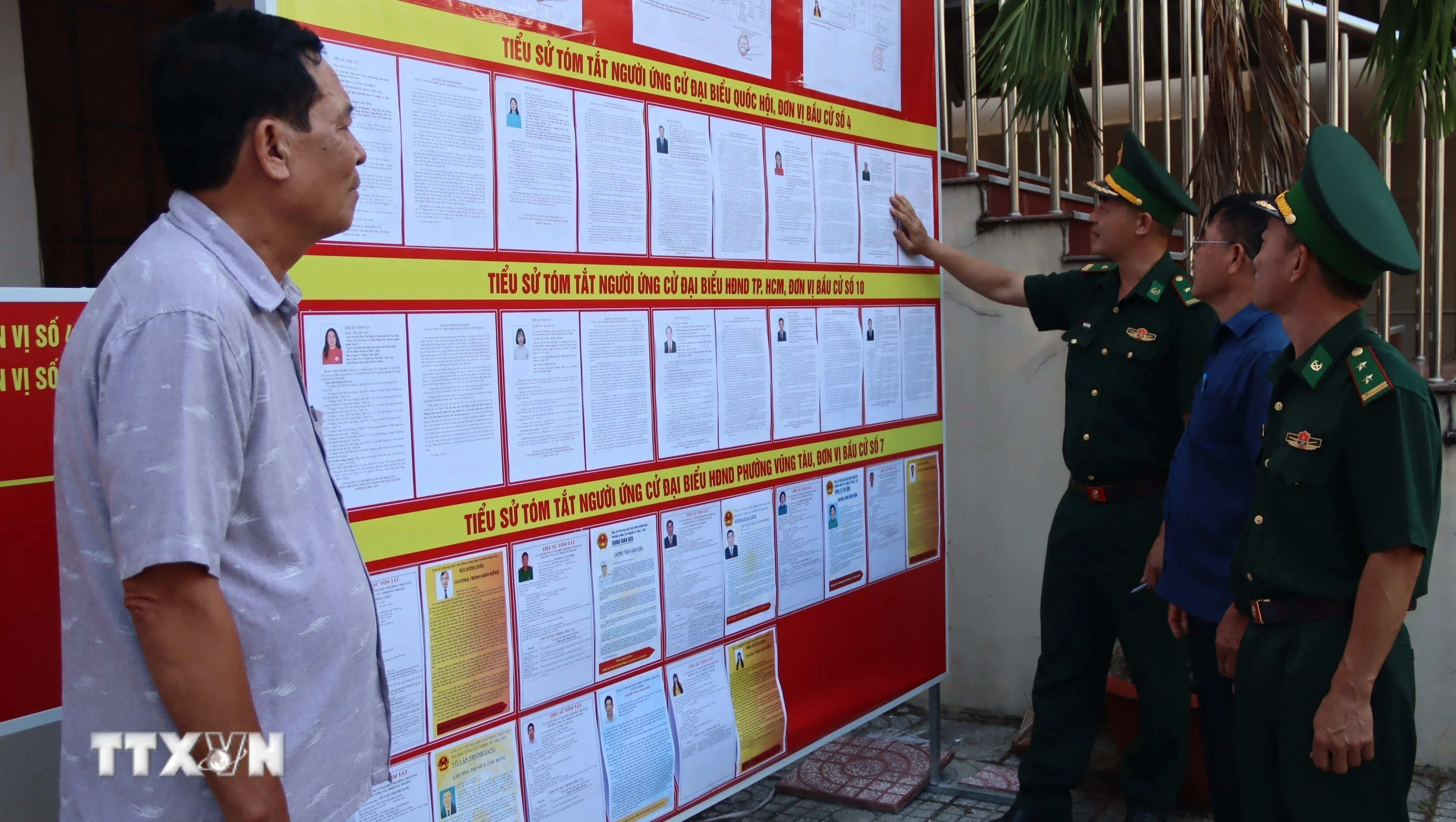 Tổ tuyên truyền bầu cử của Đồn Biên phòng Bến Đá, Ban chỉ huy Bộ đội Biên phòng Thành phố Hồ Chí Minh, giới thiệu tiểu sử các đại biểu cùng chương trình hành động để các cử tri theo dõi, sáng suốt lựa chọn những ứng viên phù hợp. (Ảnh: Huỳnh Sơn/TTXVN)