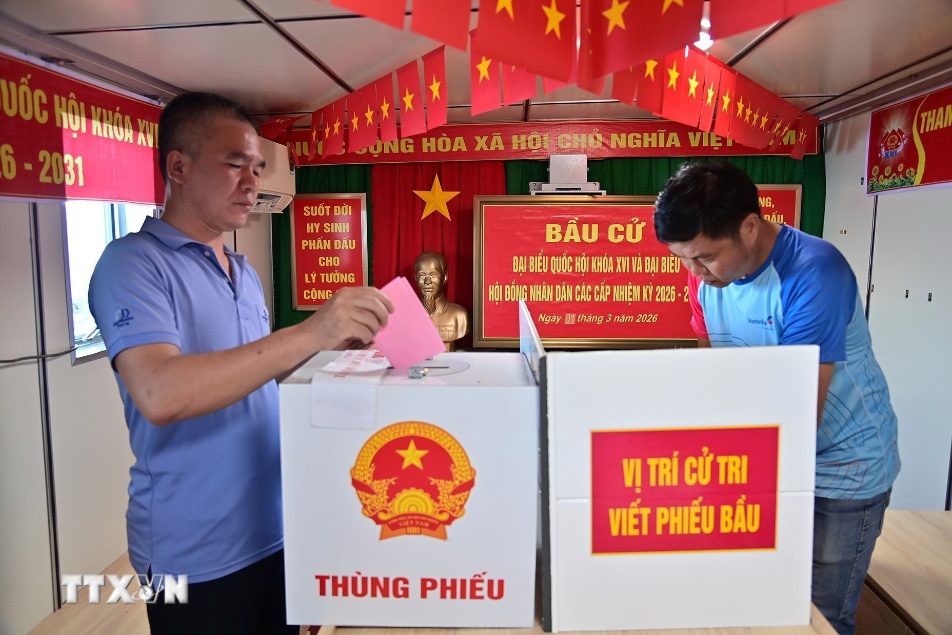 Thuyền viên tàu Hải An 68 bỏ phiếu bầu cử trên tàu Trường Sa 04. (Ảnh: TTXVN phát)
