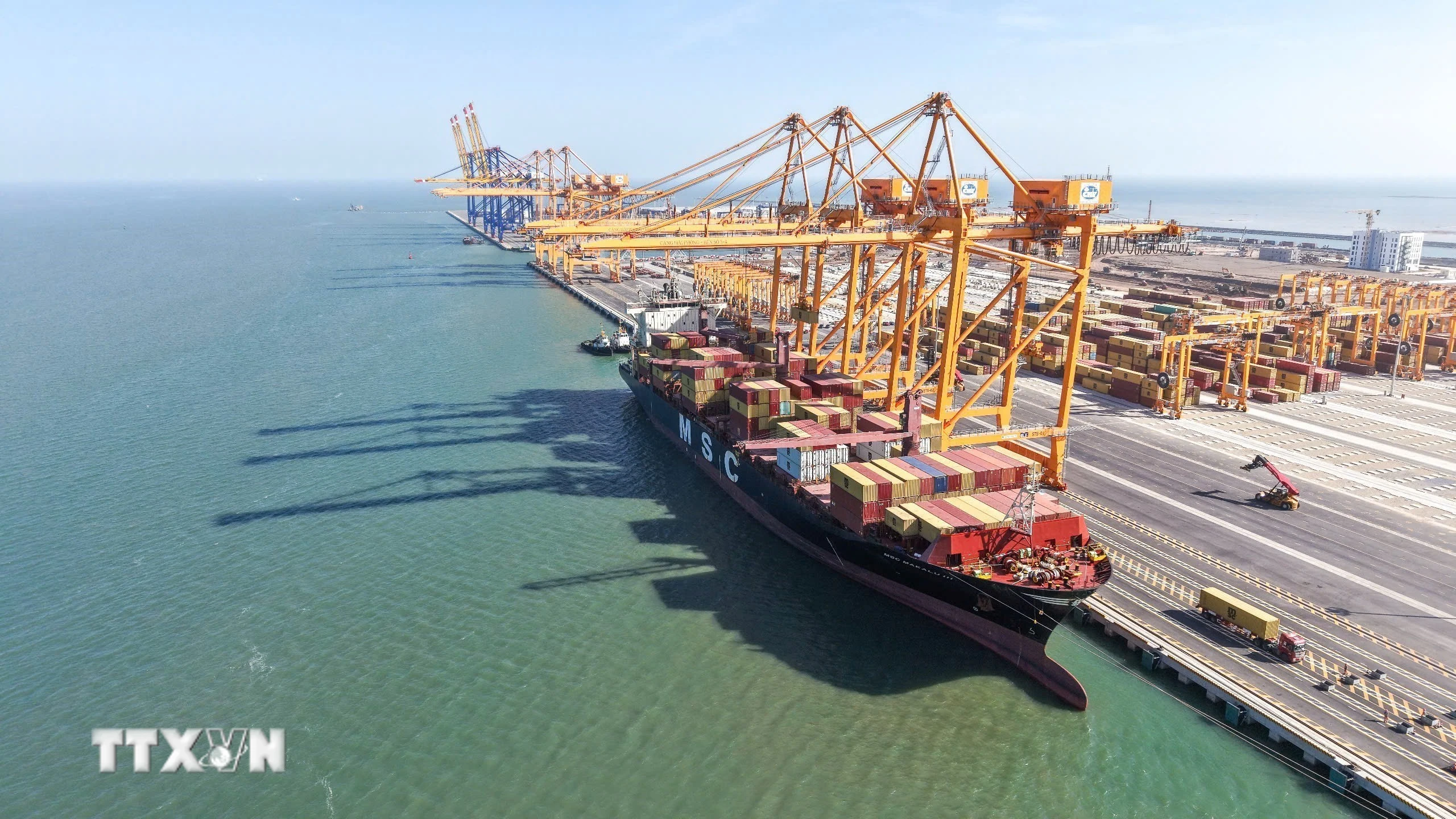 Chuyến tàu thương mại đầu tiên chính thức cập bến tại cầu cảng số 3,4 thuộc Công ty Cổ phần Cảng Hải Phòng. (Ảnh: TTXVN phát)