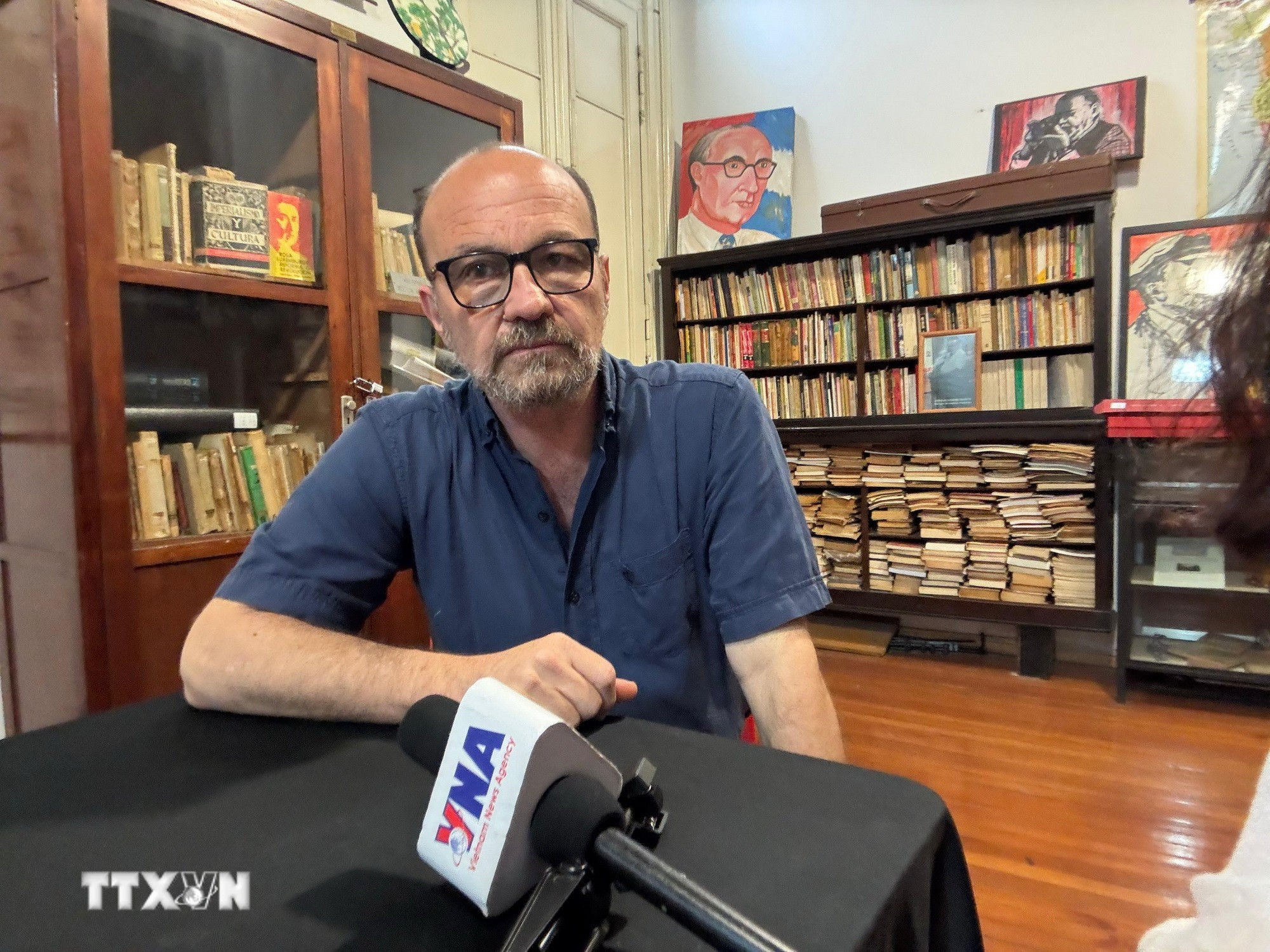 Ông Marcelo Rodriguez, Trưởng ban Đối ngoại Trung ương Đảng Cộng sản Argentina trả lời phỏng vấn phóng viên TTXVN tại Buenos Aires. (Ảnh: Diệu Hương/TTXVN)