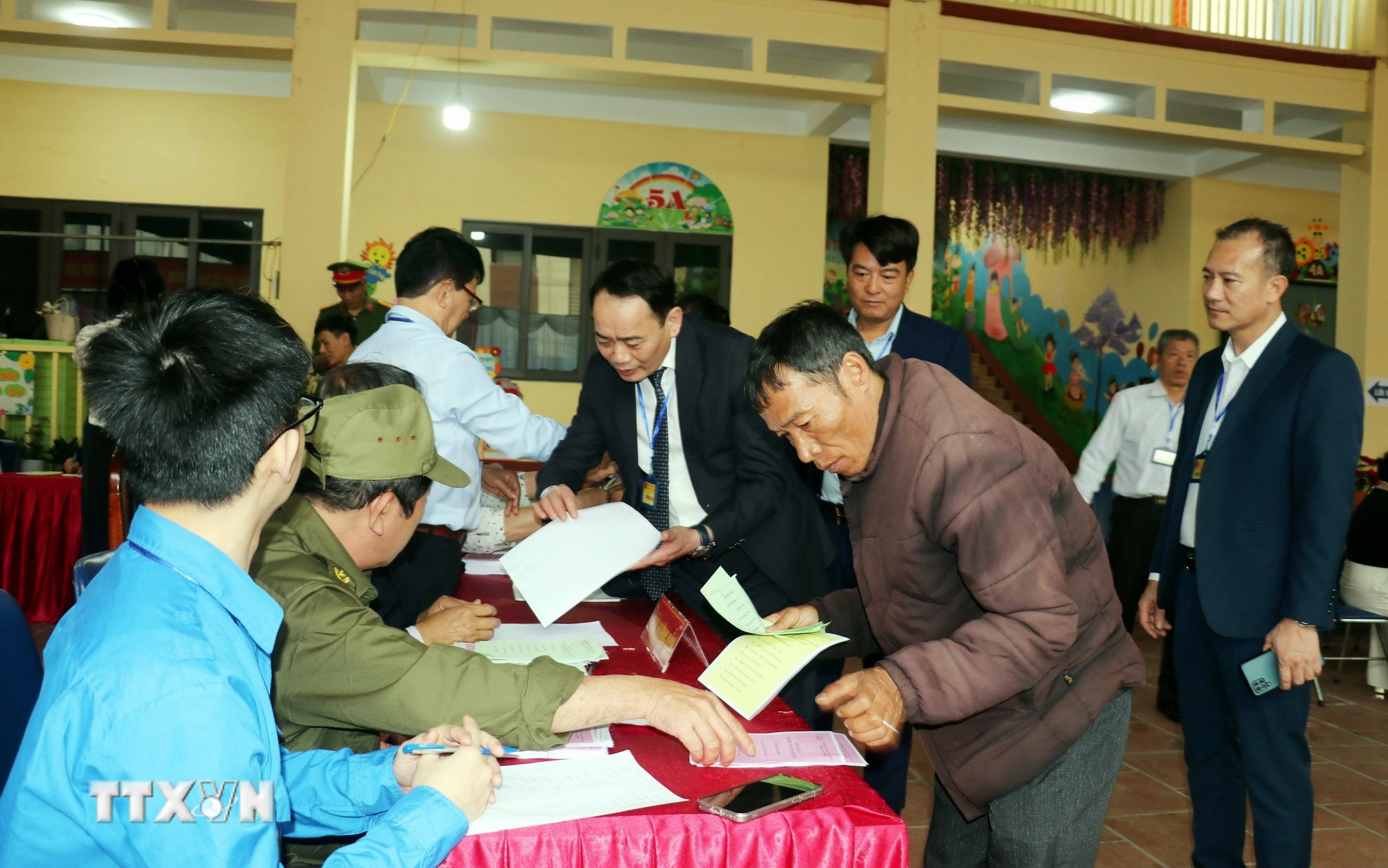 Cử tri bầu cử tại khu vực bỏ phiếu số 2, phường Hồng Châu, Hưng Yên. (Ảnh: Nguyễn Công Hải/TTXVN)