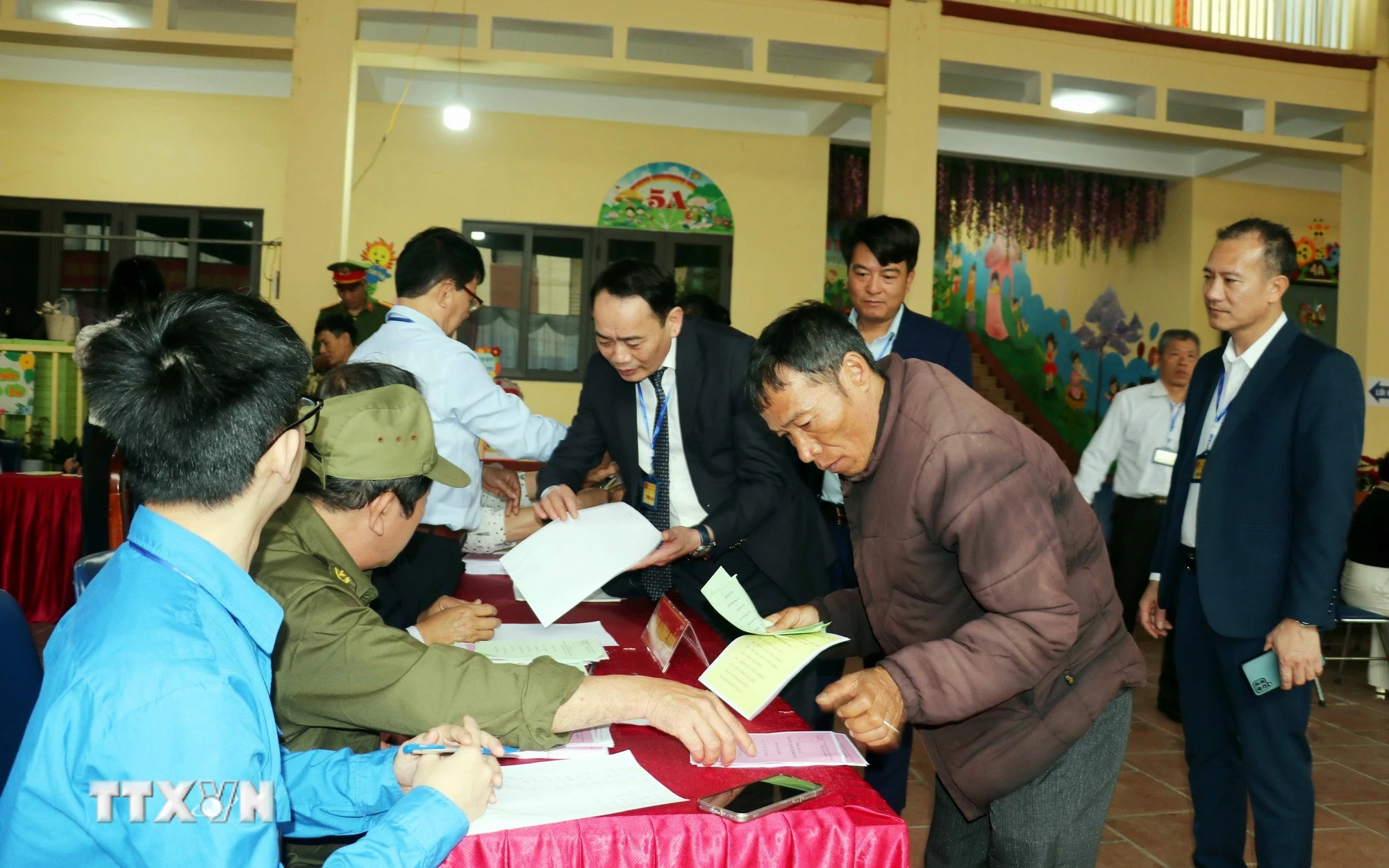 Cử tri bầu cử tại khu vực bỏ phiếu số 2, phường Hồng Châu, Hưng Yên. (Ảnh: Nguyễn Công Hải/TTXVN)