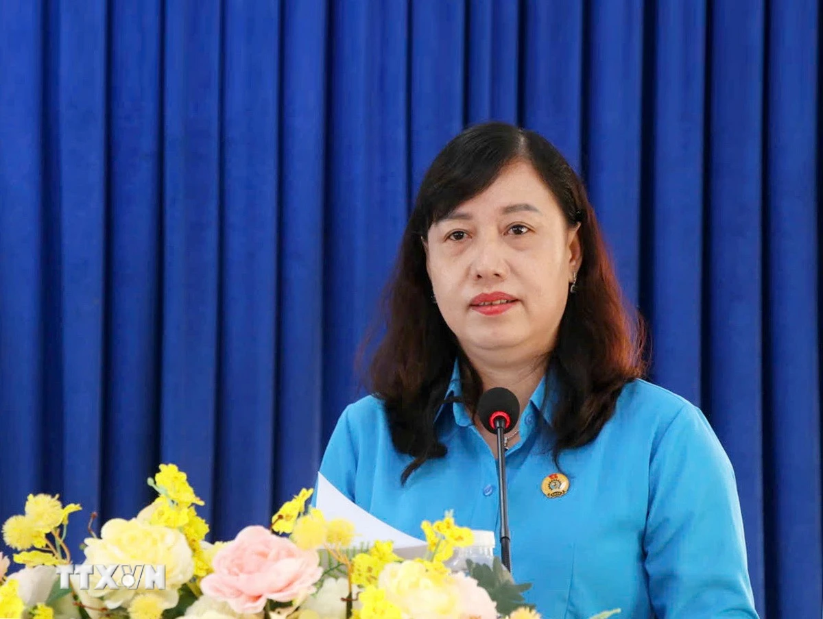 Bà Huỳnh Út Mười, Chủ tịch Liên đoàn Lao động tỉnh Cà Mau, góp ý Dự thảo Văn kiện trình Đại hội Đảng XIV. (Ảnh: TTXVN phát)