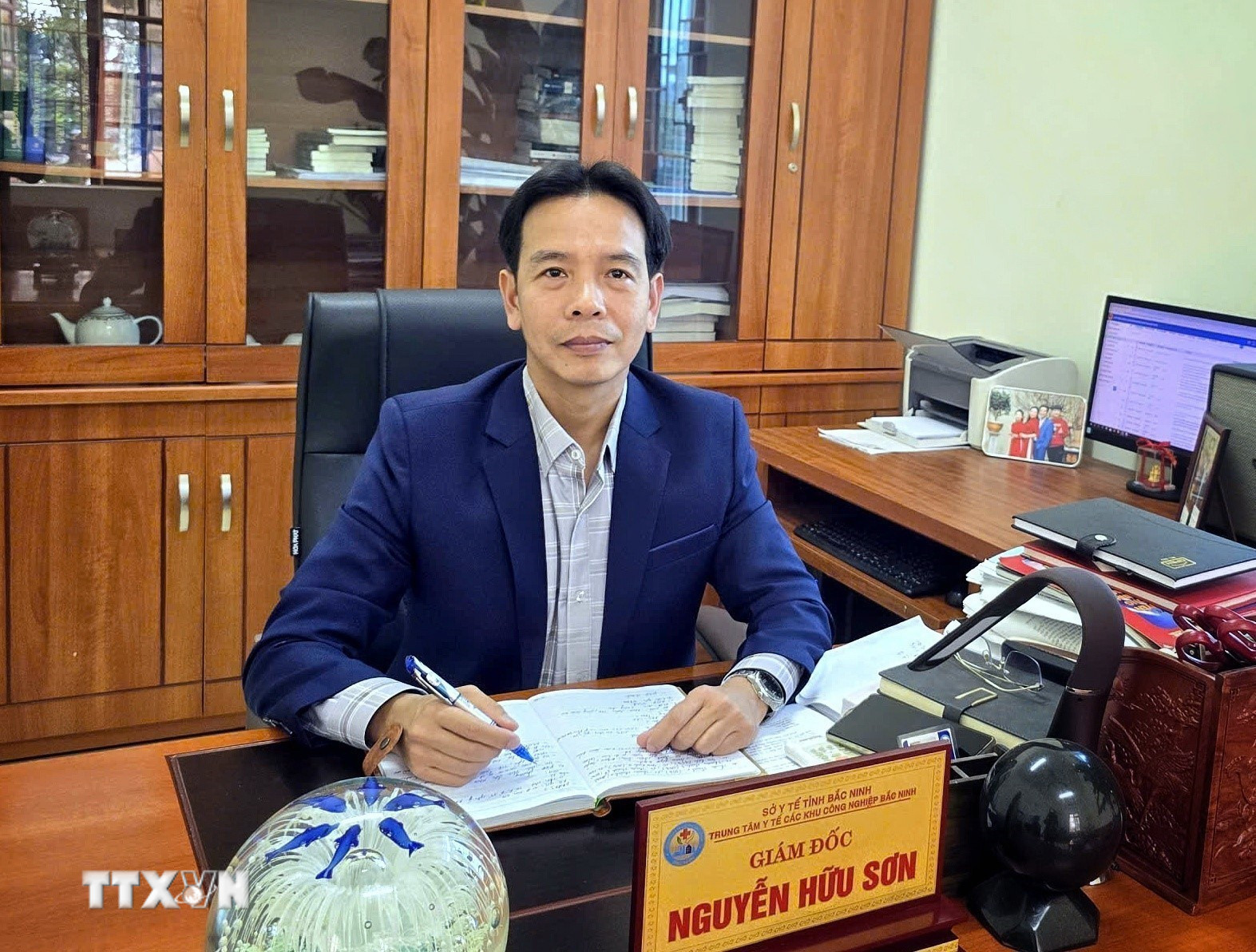 Giám đốc Trung tâm Y tế các Khu công nghiệp tỉnh Bắc Ninh Nguyễn Hữu Sơn góp ý vào dự thảo. (Ảnh: Danh Lam/TTXVN)