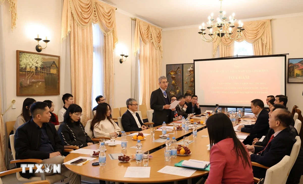 Đại sứ Nguyễn Đắc Thành chủ trì Toạ đàm. (Ảnh: Thu Hằng/TTXVN)