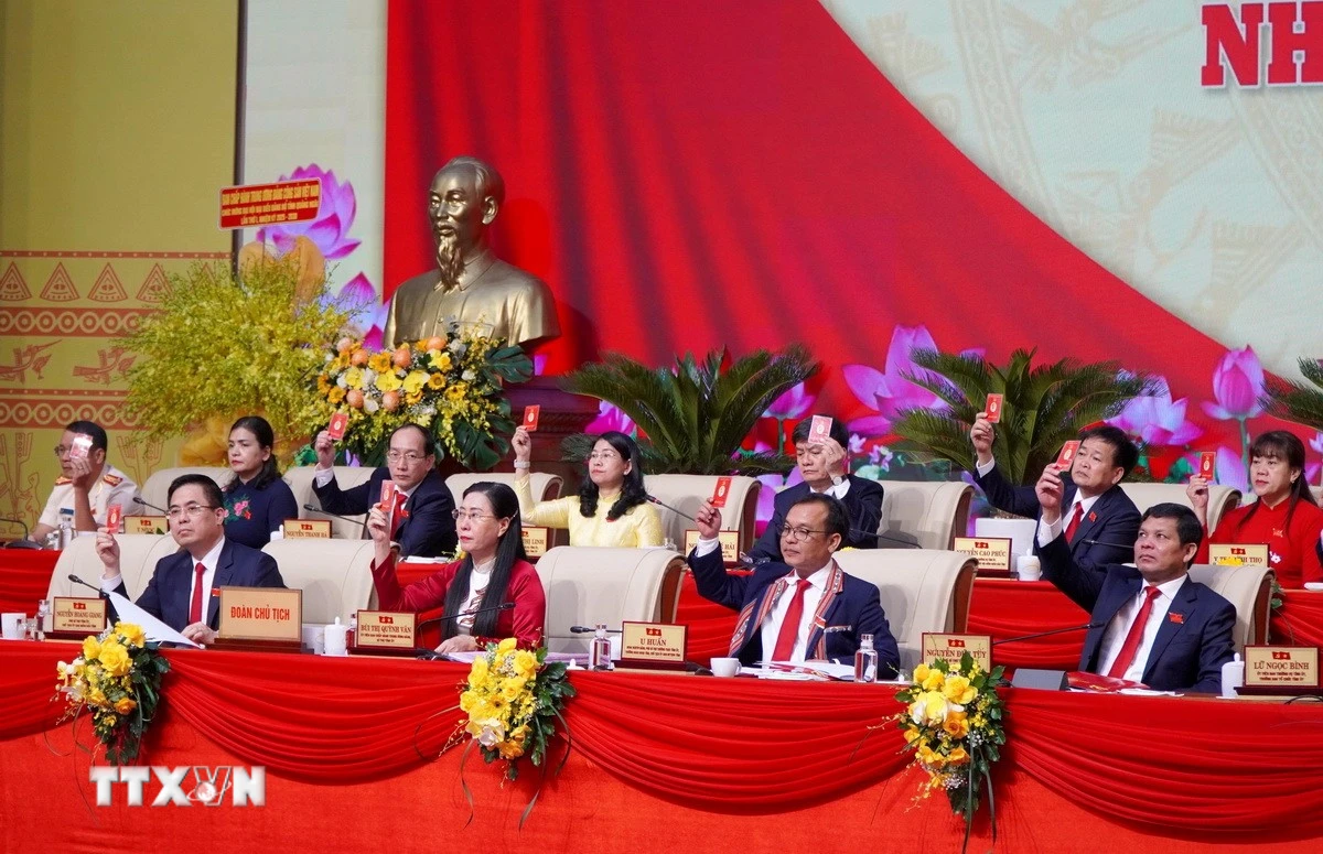 Các đại biểu biểu quyết thông qua Dự thảo Nghị quyết Đại hội Đại biểu Đảng bộ tỉnh Quảng Ngãi lần thứ nhất, nhiệm kỳ 2025-2030. (Ảnh: Lê Phước Ngọc/TTXVN)