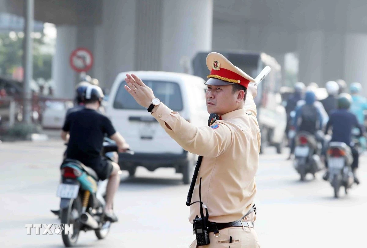 Lực lượng Cảnh sát Giao thông điều tiết, phân luồng giao thông. (Ảnh: Phạm Kiên/TTXVN)