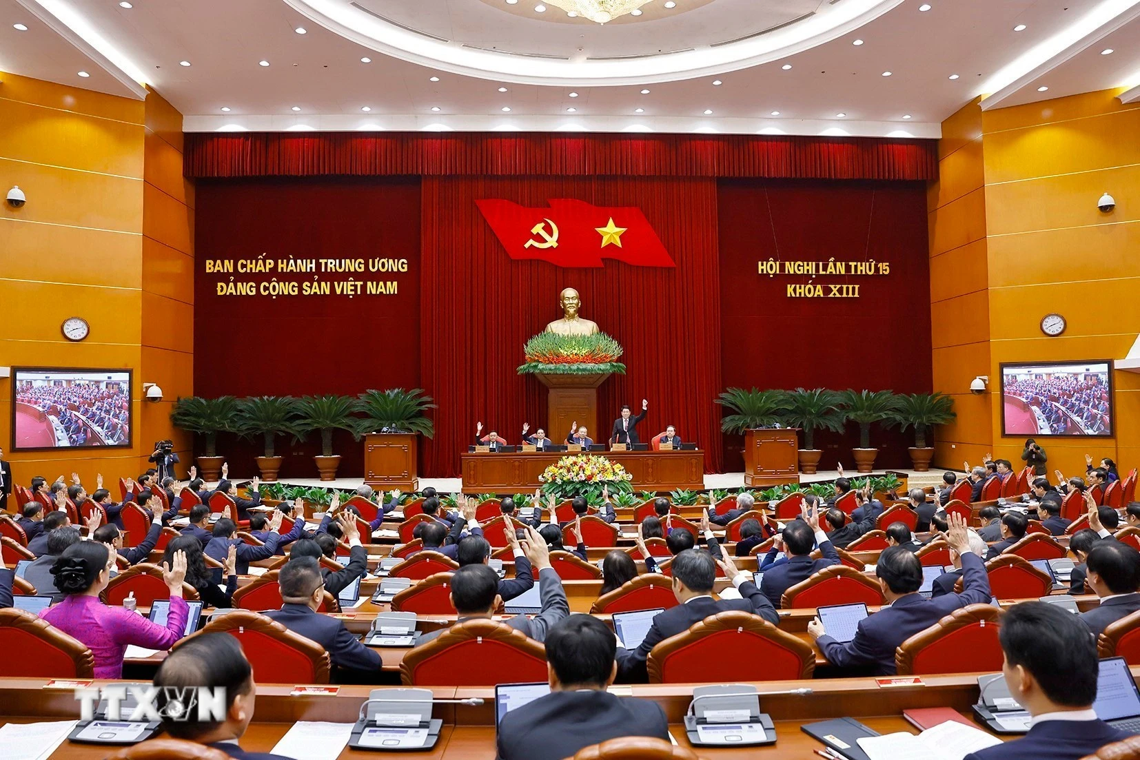 Các đại biểu biểu quyết thông qua chương trình Hội nghị lần thứ 15 Ban Chấp hành Trung ương Đảng khóa XIII. (Ảnh: Doãn Tấn/TTXVN)
