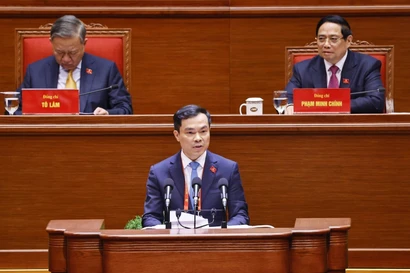 Đồng chí Nguyễn Mạnh Hùng, Phó Giám đốc Học viện Chính trị quốc gia Hồ Chí Minh, trình bày tham luận “Hoàn thiện lý luận về đường lối đổi mới của Đảng trong kỷ nguyên vươn mình của dân tộc.” Ảnh: TTXVN