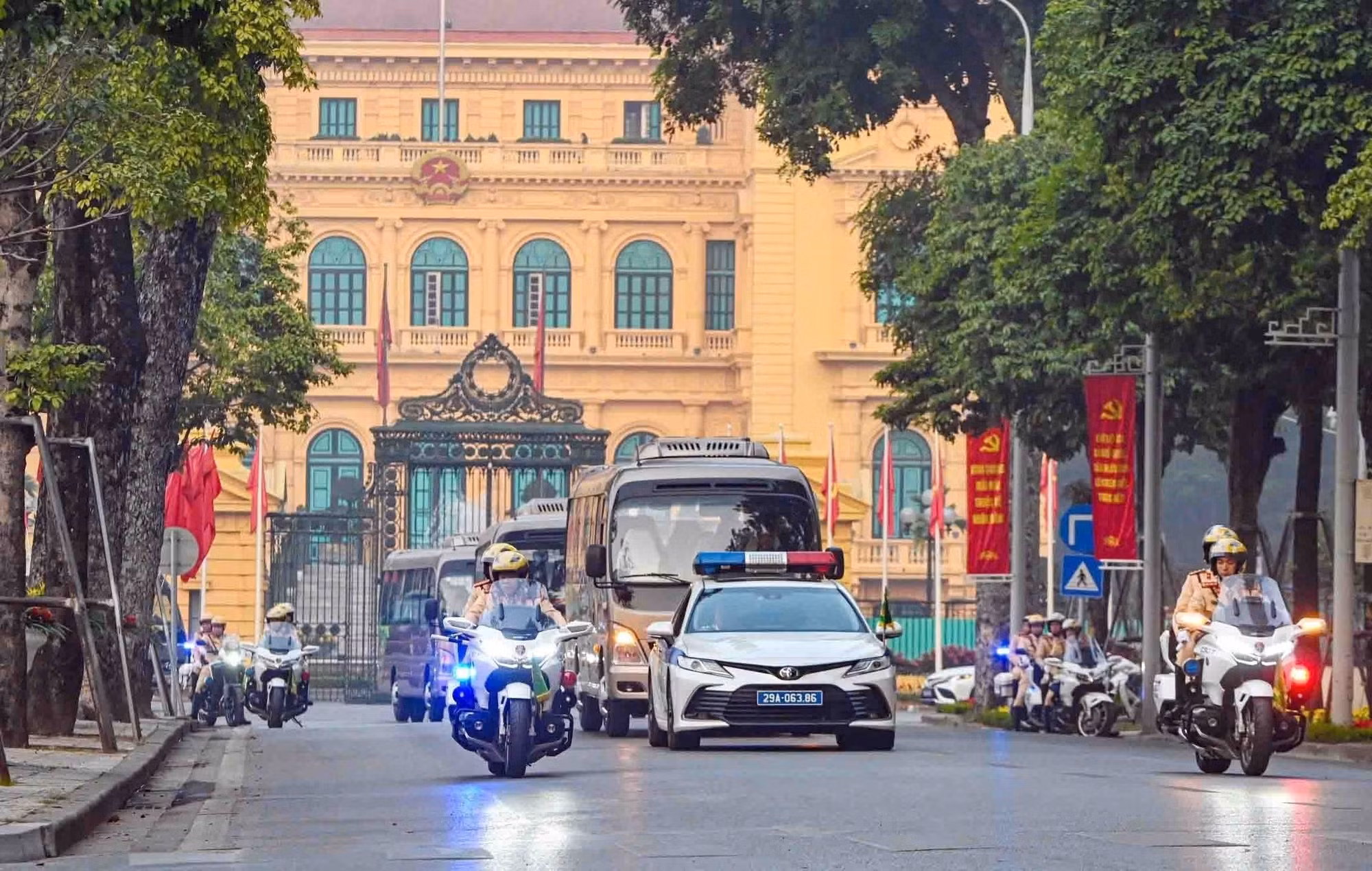 vna-potal-cong-an-ha-noi-dien-tap-phuong-an-dan-doan-xep-xe-phuc-vu-dai-hoi-xiv-cua-dang-8529012.jpg
