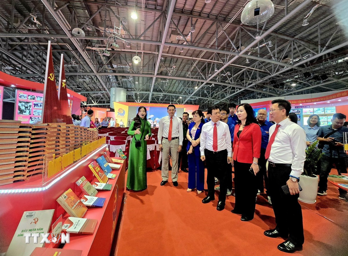 Các đại biểu tham quan Triển lãm. (Ảnh: Thanh Vân/TTXVN)