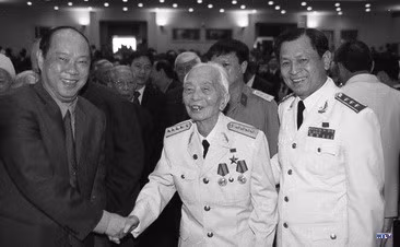 Đại tướng Võ Nguyên Giáp dự Lễ Bế mạc Đại hội X. Ảnh: TTXVN