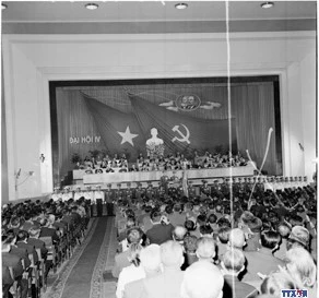 Đoàn đại biểu Quân đội Việt Nam giương cao cờ Quyết thắng do các Thiếu tướng Đàm Quang Trung, Đồng Văn Cống và Đoàn Khuê dẫn đầu đến chào mừng Đại hội lần thứ IV của Đảng. Ảnh: TTXVN