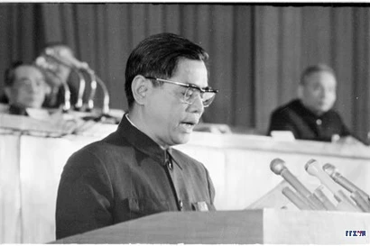 Đồng chí Nguyễn Văn Linh đọc tham luận tại Đại hội. Ảnh: TTXVN