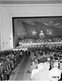 Đoàn đại biểu Quân đội Việt Nam giương cao cờ Quyết thắng do các Thiếu tướng Đàm Quang Trung, Đồng Văn Cống và Đoàn Khuê dẫn đầu đến chào mừng Đại hội lần thứ IV của Đảng. Ảnh: TTXVN