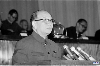 Đồng chí Trường Chinh đọc tham luận tại Đại hội. Ảnh: TTXVN