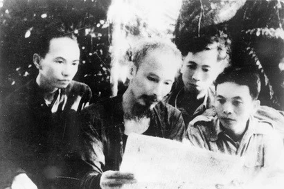 Hồ Chủ tịch làm việc với một số đồng chí trong Thường vụ Trung ương Đảng tại Việt Bắc (1953).