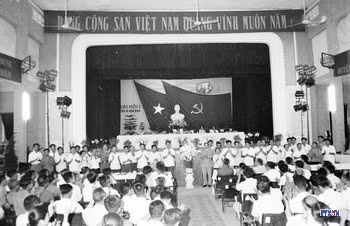 Đại biểu thống nhất thông qua nghị quyết tại Đại hội Đảng bộ tỉnh Hà Nam Ninh vòng 2 (1977). Ảnh: TTXVN