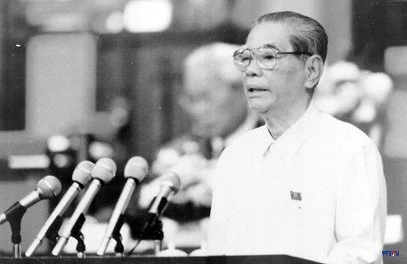 Đồng chí Nguyễn Phú Trọng đọc điện chào mừng của các nước tại Đại hội Đảng lần thứ VIII. Ảnh: TTXVN