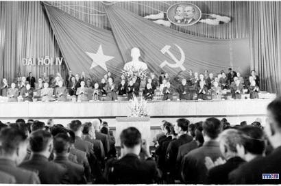 Đoàn Chủ tịch tại Phiên bế mạc Đại hội Đảng lần thứ IV. Ảnh: TTXVN