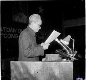 Đồng chí Phạm Văn Đồng đọc báo cáo tại Đại hội. Ảnh: TTXVN