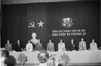 Đoàn Chủ tịch điều hành Đại hội Đảng bộ Thành phố Hà Nội lần thứ XI (1991), vòng 2. Ảnh: TTXVN