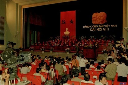 Tổng Bí thư Đỗ Mười họp báo về kết quả Đại hội Đảng lần thứ VIII. Ảnh: TTXVN