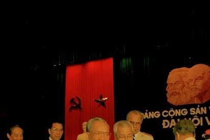 Các đồng chí lãnh đạo Đảng, Nhà nước và các đại biểu bỏ phiếu bầu Ban Chấp hành Trung ương khóa VIII. Ảnh: TTXVN