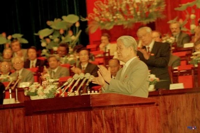 Tổng Bí thư Đỗ Mười đọc báo cáo chính trị tại Đại hội Đảng lần thứ VIII. Ảnh: TTXVN