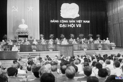 Tổng Bí thư Nguyễn Văn Linh phát biểu tại lễ khai mạc Đại hội Đảng lần thứ VII. Ảnh: TTXVN