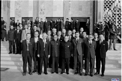 Các đại biểu dự Đại hội Đảng lần thứ IV nói chuyện thân mật và chụp ảnh chung trong giờ giải lao. Ảnh: TTXVN