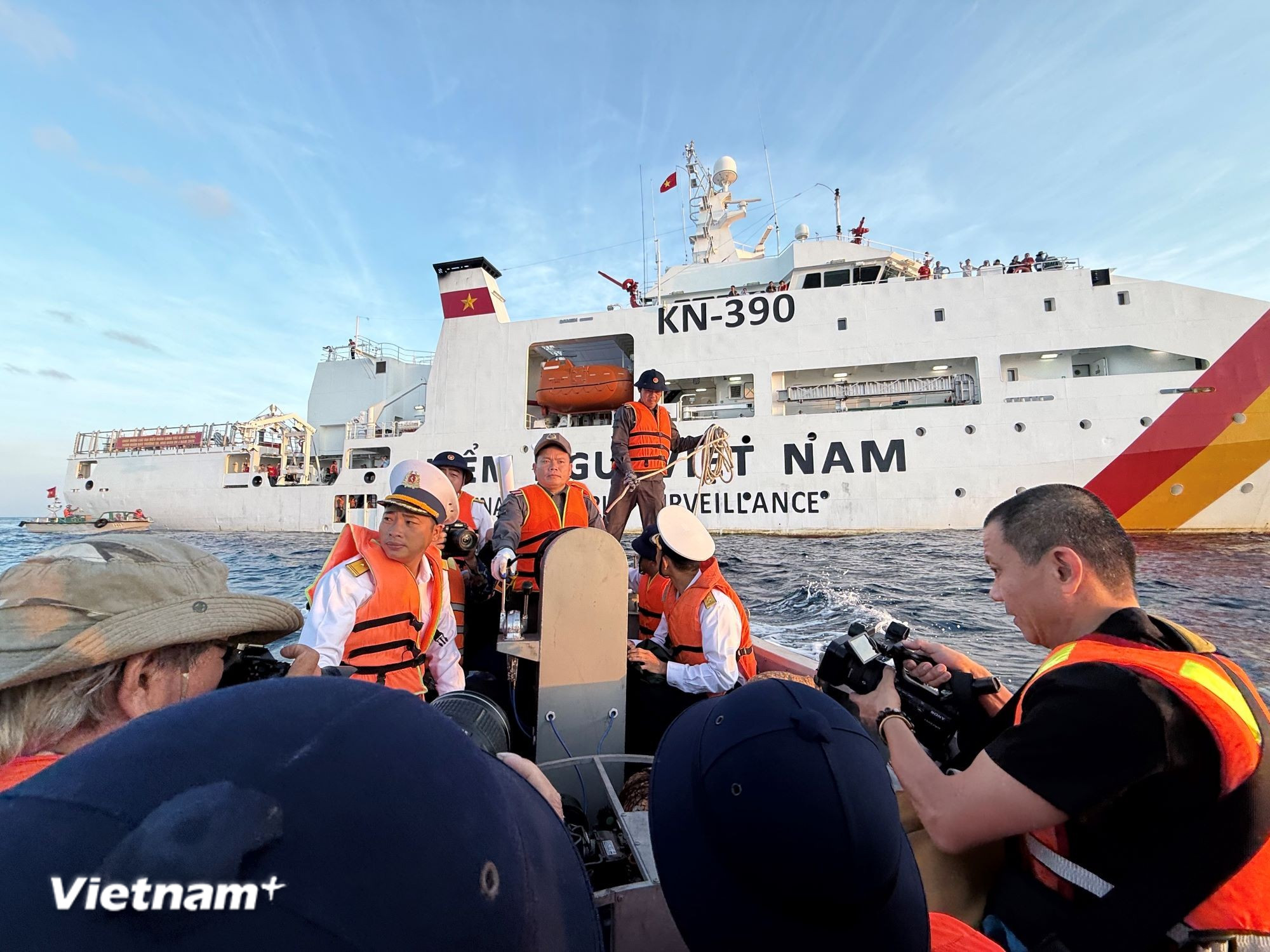 Hơn 60 kiều bào cùng các đại biểu đoàn công tác trên "Chuyến tàu Đại đoàn kết" đã ra thăm Nhà giàn DK-1/8. (Ảnh: Huy Khánh/Vietnam+)