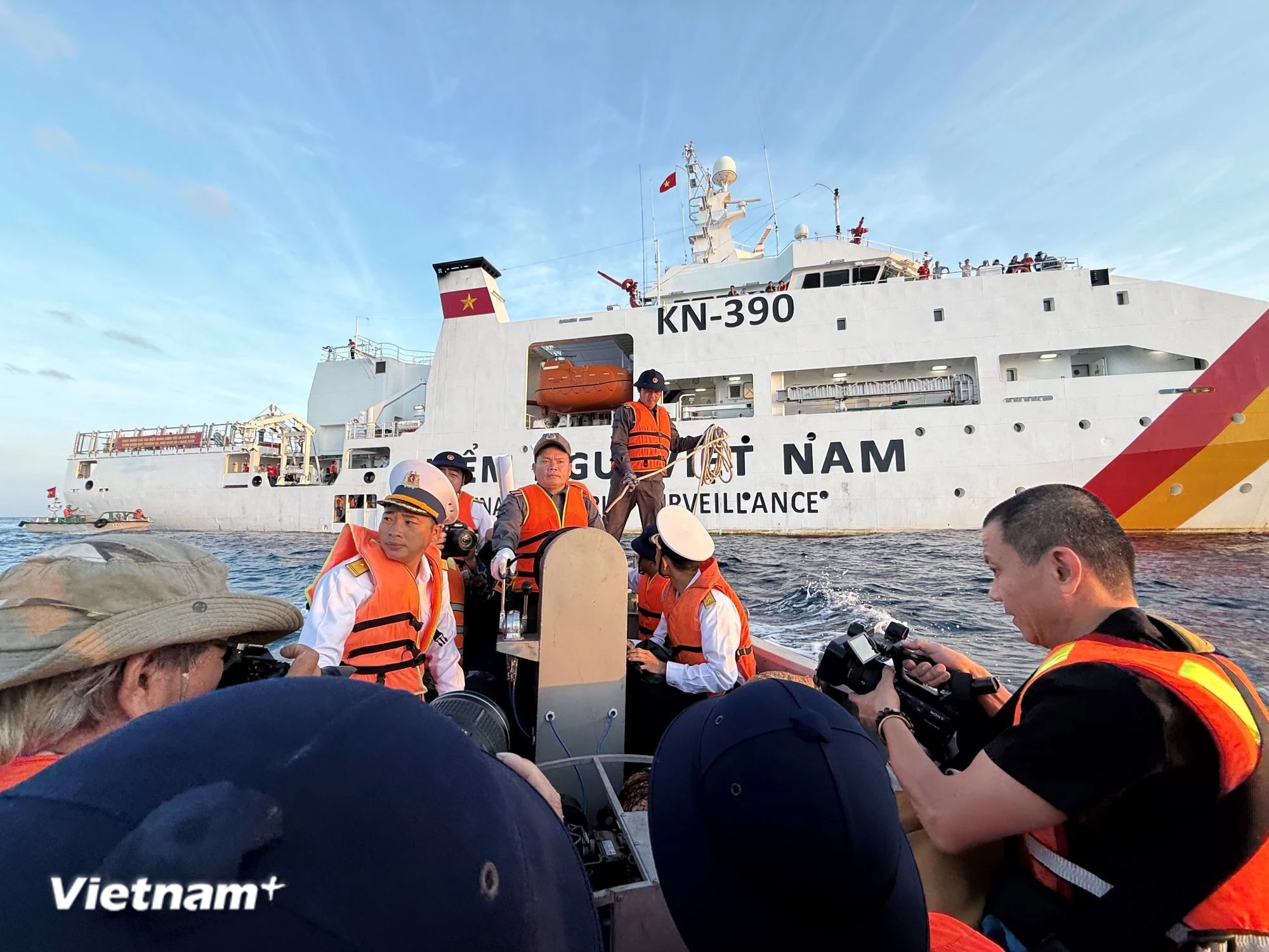 Hơn 60 kiều bào cùng các đại biểu đoàn công tác trên "Chuyến tàu Đại đoàn kết" đã ra thăm Nhà giàn DK-1/8. (Ảnh: Huy Khánh/Vietnam+)